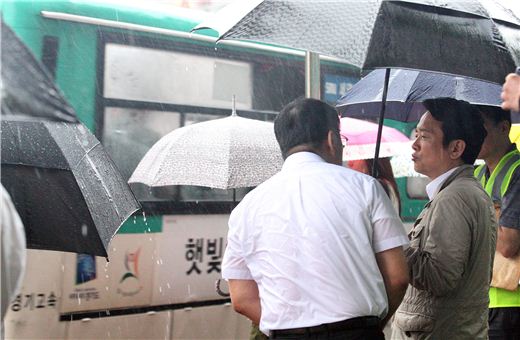 [포토]비오는 아침 버스정류장찾은 남경필지사