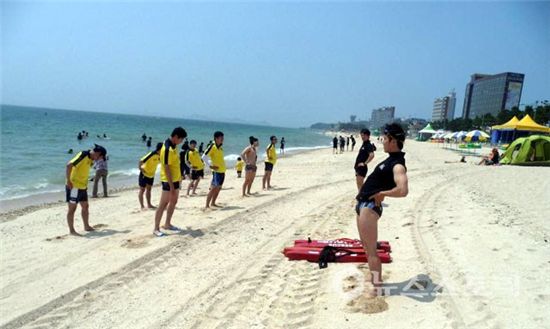 태안해양경찰서 요원들이 체조를 하며 몸을 풀고 있다.