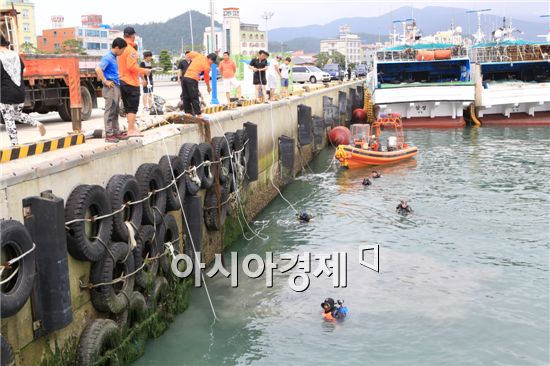 한국해양구조대 완도지역대(대장 최훈) 대원 30여명이 완도항에서 수중정화활동을 전개 했다.