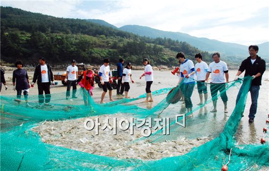 완도 청산도 신흥해수욕장에서 휘리체험을 하고있다.