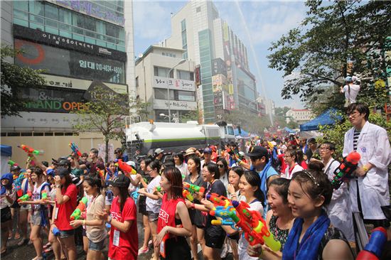 신촌 연세로 물총축제 