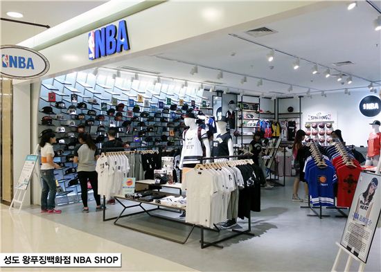 중국 성도 왕푸징백화점에 입점한 NBA매장에서 고객들이 쇼핑을 하고 있다.