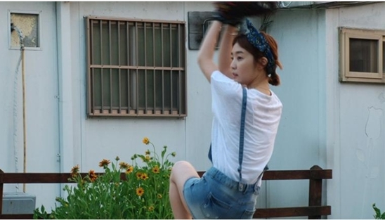 신다은, 흰티에 청 멜빵 입고 목장갑 야구 (사진:MBC '에브리원' 캡처)
