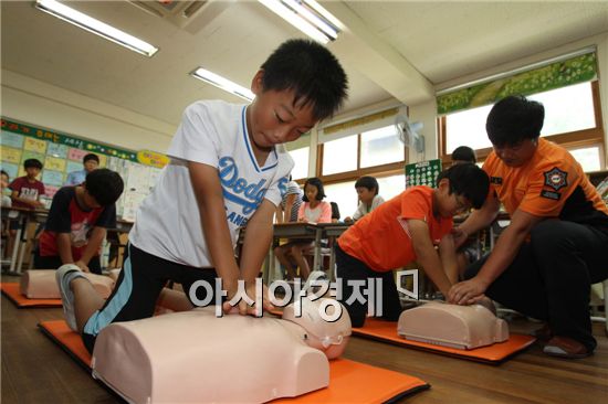 [포토]심폐소생술 배우는 학생들