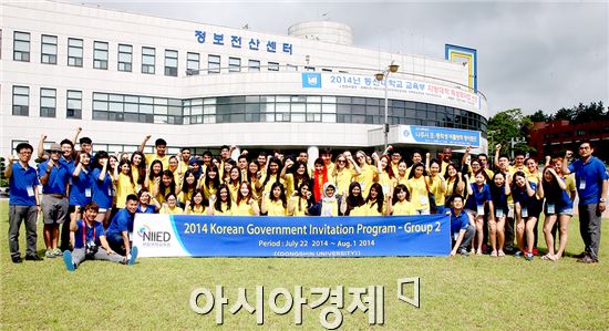 동신대학교(총장 김필식)는 ‘세계 속의 한국, 한국 속의 남도’라는 주제로 22일부터 오는 8월 1일까지 11일간 대학 캠퍼스, 주요 문화유적지, 산업체 등지에서 외국 대학생들에게 한국 문화 연수를 실시한다.
