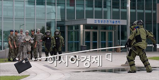 [포토]인천공항, 한·미 폭발물처리 훈련