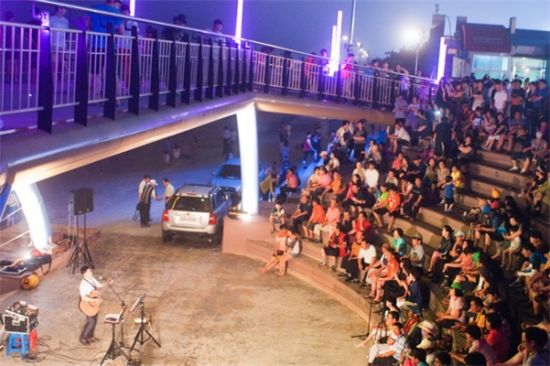 대천해수욕장 시민탑광장에서 펼쳐지고 있는 야간공연 모습