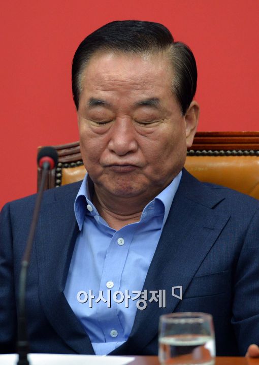 [포토]고민에 잠긴 서청원 새누리당 최고위원, '무슨 생각 중?'