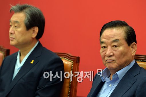 [포토]어색한 분위기 속 김무성-서청원