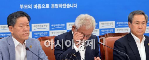 [포토]안경 고쳐쓰는 김한길 공동대표