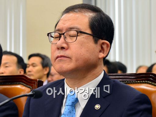 [포토]자료 보는 이성한 경찰청장