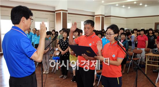정남진 장흥 물축제 자원봉사자 친절 교육 및 발대식에서 김 성 장흥군수가 자원봉사자로부터 선서를 받고있다.