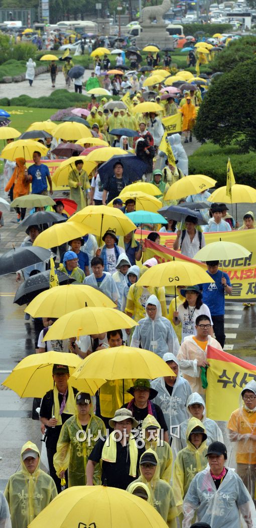 [포토]노란 우산을 들고 세월호 100리 행진 국회 도착