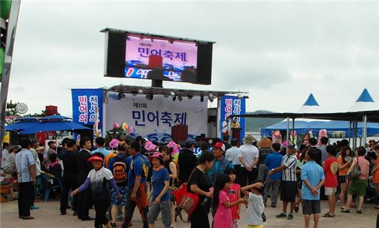 <신안 민어축제가 다음달 2~3일 임자도 대광해수욕장에서 열린다. 민어 시식과 함께 해변 마라톤, 후릿그물 체험 등 다양한 부대행사도 진행된다.>