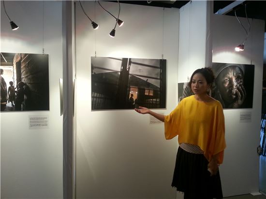 포토저널리스트 정은진씨가 24일 서울 마포구 전쟁과여성인권박물관에서 열린 '콩고의 눈물 2014' 오프닝 행사에 참석해 자신의 작품들을 소개하고 있다. 