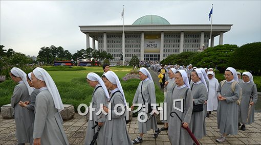 [포토]조용히 행진하는 수녀님들