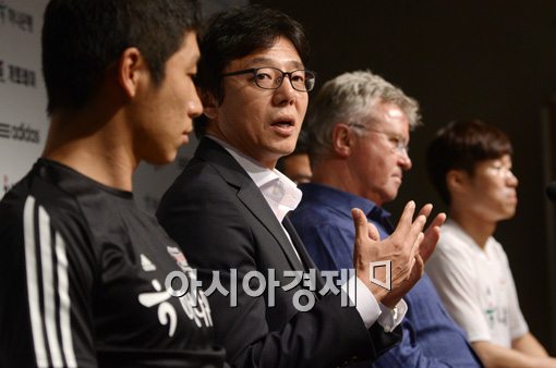 [포토]황선홍 감독,'스승 히딩크와의 대결 영광이다'
