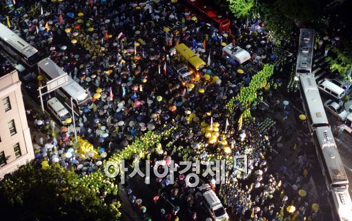 [포토]세월호 100일, 대치 중인 경찰과 시민들