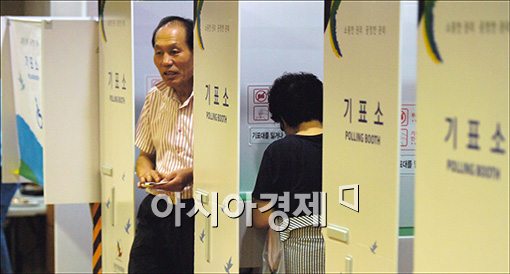 [포토]투표하는 유권자들