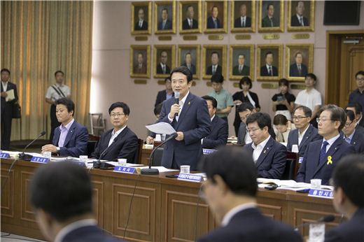 남경필 경기도지사가 24일 경기도청에서 도내 31개 자치단체 시장, 군수와 간담회를 갖고 있다.