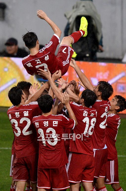 박지성이 K리그 올스타전에서 골을 기록한 후 후배들에게 헹가래를 받고 있다.[사진=김현민 기자]