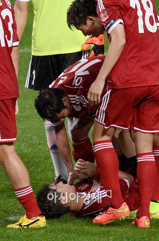 [포토]이천수,'지성이형! 결혼 미리 축하해~'