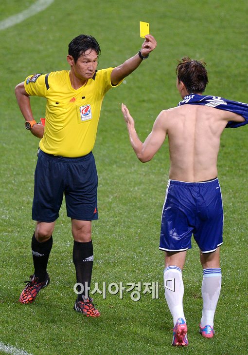 [포토]카드 꺼낸 최용수,'넌 뱃살이 없어서 경고야!'