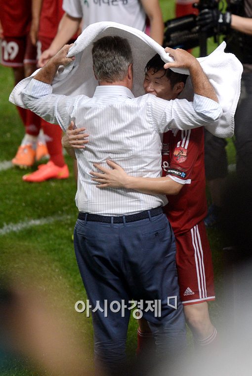 [포토]박지성,'골 세리머니는 히딩크 품 안으로~'