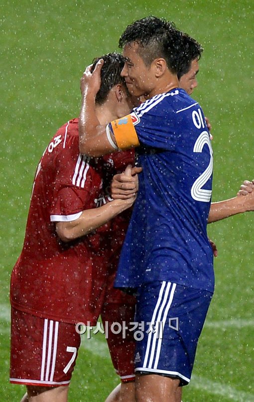 [포토]포옹하는 박지성과 이동국