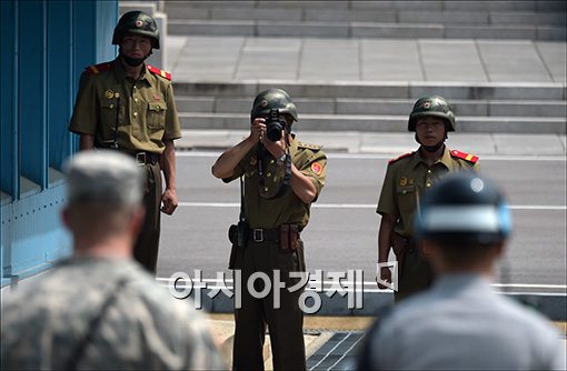 [포토]사진찍는 북한군 병사