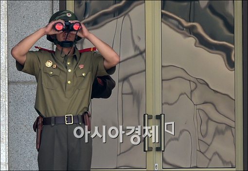 [포토]남측 감시하는 북한군 병사