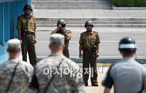 [포토]남측 판문점 사진찍는 북한군 병사