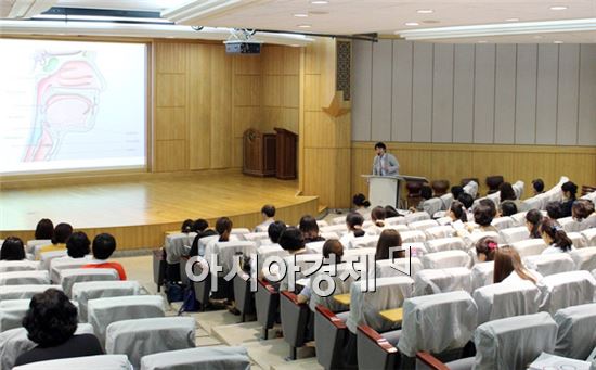 한국언어재활사협회가 주최하고 호남대학교 언어치료학과(학과장 유재연)가 주관한 ‘언어재활사 국가자격증 특례시험 워크숍’이 26일부터 27일까지 양일간 광산캠퍼스 상하관(4호관) 1층 소강당에서 개최되었다.  

이번 행사는 제1회 언어재활사 국가자격증 특례시험(8월 30일)에 응시하는 광주 및 전라지역에서 근무하는 언어재활사들을 위한 교육 일환으로 음성장애, 신경언어장애, 유창성장애, 언어발달장애, 조음음운장애 등 6개 영역의 특강으로 이루어졌다. 

이번 행사를 기획 총괄한 호남대 유재연 교수는 “앞으로 호남·제주 지역 소속의 언어재활사들을 위한 학술활동 및 교육프로그램 유치를 통해 지역사회의 언어재활 분야 발전에 많은 노력을 기울여 나갈 계획”이라고 밝혔다.