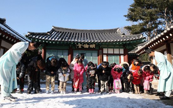 대전 유성구 진잠향교의 겨울방학 어린이 충효교실 예절교육 모습. (사진 제공=대전 유성구청)