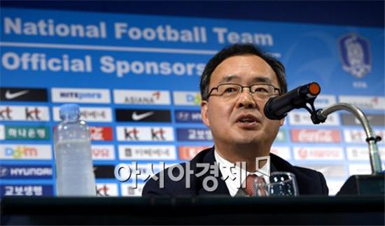 [포토]이용수 위원장,'9월까지 차기 대표팀 감독 계약'