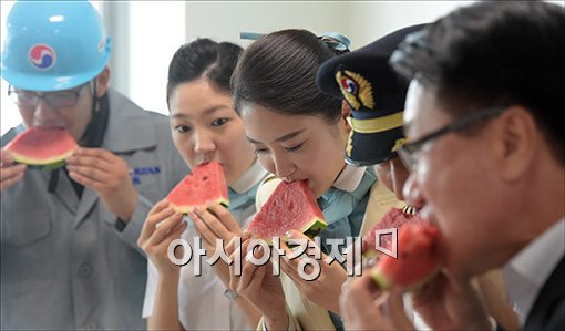 [포토]"수박 먹고 힘내겠습니다!"