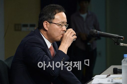 [포토]이용수 신임 위원장,'긴장되네'