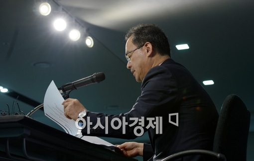 [포토]자료 살피는 이용수 기술위원장