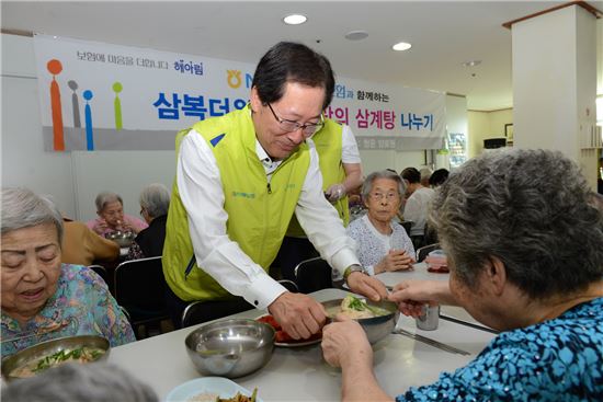 김학현 농협손해보험 대표이사(왼쪽 두 번째)가 28일 중복을 맞아 헤아림봉사단 40여명과 함께 노인복지시설을 방문해 삼계탕을 제공하며 봉사활동을 하고 있다. 