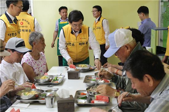 대한주택보증, '사랑의 삼계탕 나눔' 봉사활동