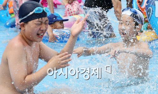 [포토]시원한 물장구