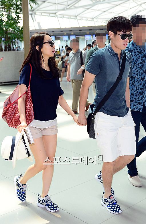 박지성, 김민지 부부가 커플신발을 신고 신혼여행을 떠났다.