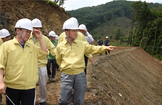 신원섭(오른쪽) 산림청장이 지난 19일 충남 부여군 은산면 나령리에 만들고 있는 임도시설 안전점검을 하고 있다.