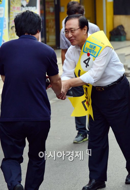 [포토]출근길 인사하는 노회찬 후보