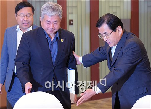 [포토]자리 안내하는 김대환 위원장