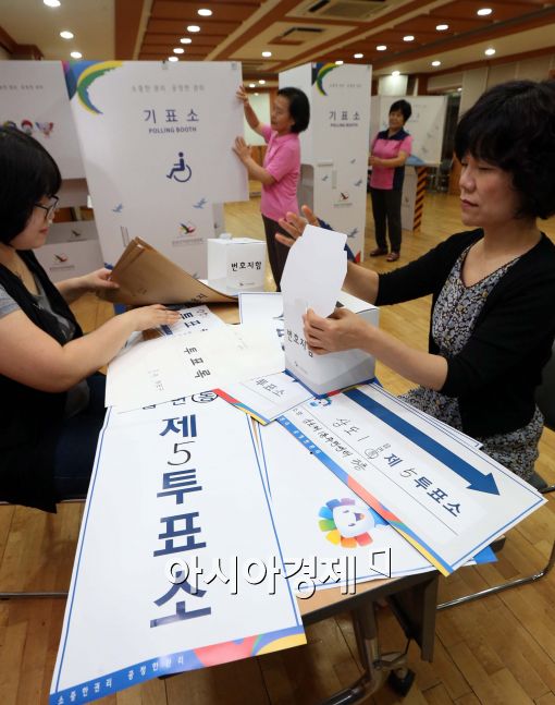 [포토]투표소 설치, 재보궐 선거 D-1