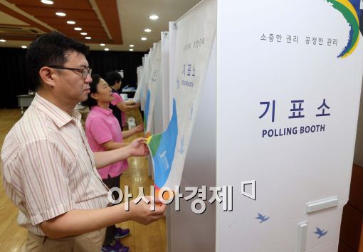 [포토]재보궐 선거 D-1, 기표소 설치 중인 선관위 관계자들