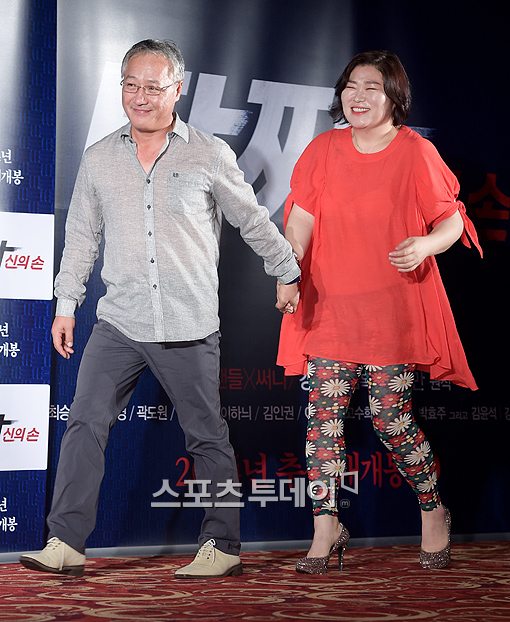 '타짜2'에 출연하는 고수희(오른쪽)가 이경영을 향해 사심을 드러냈다.