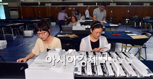 [포토]7.30 재보궐선거 투표지 분류기 개표 시연