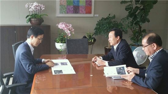 <박홍률 목포시장(오른쪽에서 2번째)이 28일 기획재정부를 방문해 방문규 제2차관에게 목포시의 국비 현안사업에 대해 설명하고 있다.>